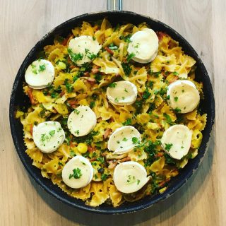 Ik hou van pasta en combineer graag. Meestal ingeving van het moment. Hier was het niet anders. Pastaschotel in de oven met prei, champignons, hesp, currysaus. Afgewerkt met geitenkaas. Een heerlijke combo. Gerechtje vind je vanavond op de site. . . #pasta #pastalover #prei #mushrooms #curry #goatcheese #lekkereten #food #foodstagram #foodporn