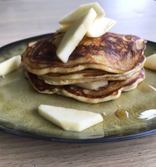 Pancakesunday! Op een zondag mag het al iets meer zijn. Pancakes met appeltjes en ahornsiroop. Fijne zondag iedereen! . . #sunday #pancakes #sweets #maplesyrup #appels #weekend #breakfast