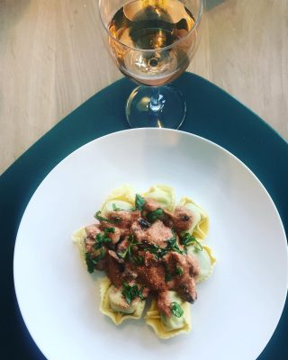 Pastanight tonight. Tortellini met ricotta en spinazie voor mij. Tortellini met champignons voor hubby. In een tomaten-ricottasaus met champignons. Daarbij een lekker glaasje roséwijn @la_cave_de_sebastien_ Lekker eten! . . #tortellini #pasta #pastalover #tomatoes #ricotta #mushrooms #wine #winelover #italianfood #foodporn #lekkereten